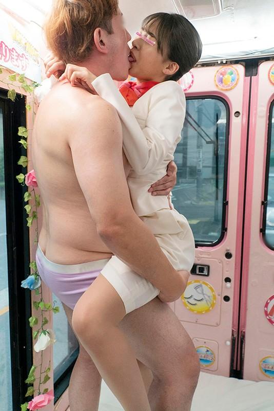 百貨店美容部員濃厚ディープキスで乱れる